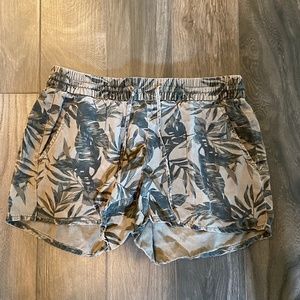 Old Navy Green Print Shorts Size-M